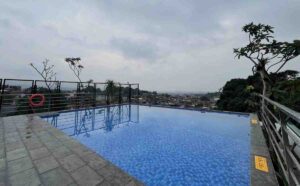 Nikmati Akhir Pekan di Swimmingpool Hotel Neo Dipatiukur Bandung