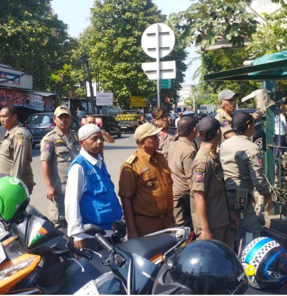Lurah Margamulya Turun Langsung Tertibkan Lalin Stasiun Bekasi