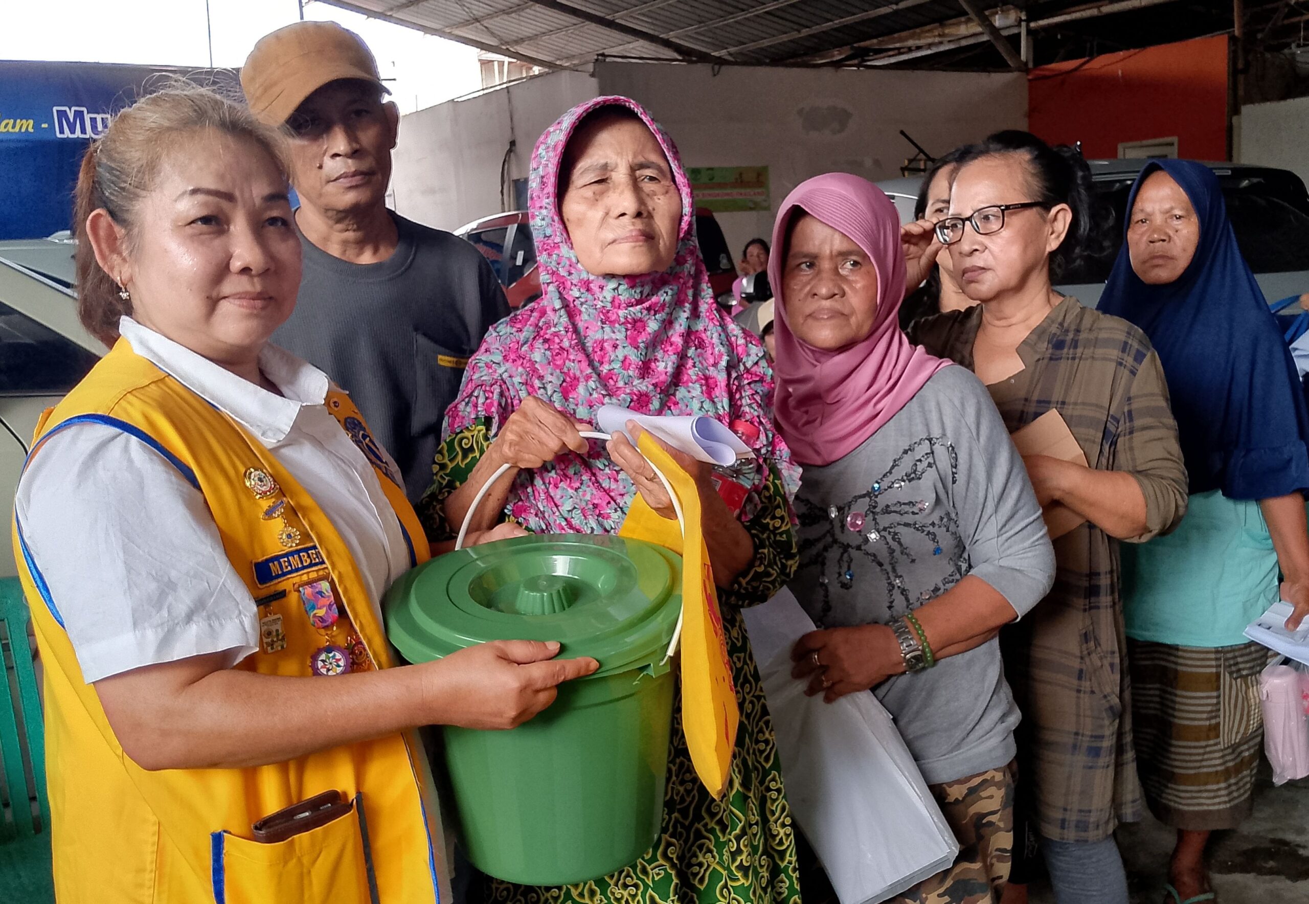 Janda Lansia RW01 Margamulya Diguyur Paket Sembako Lions Club Indonesia