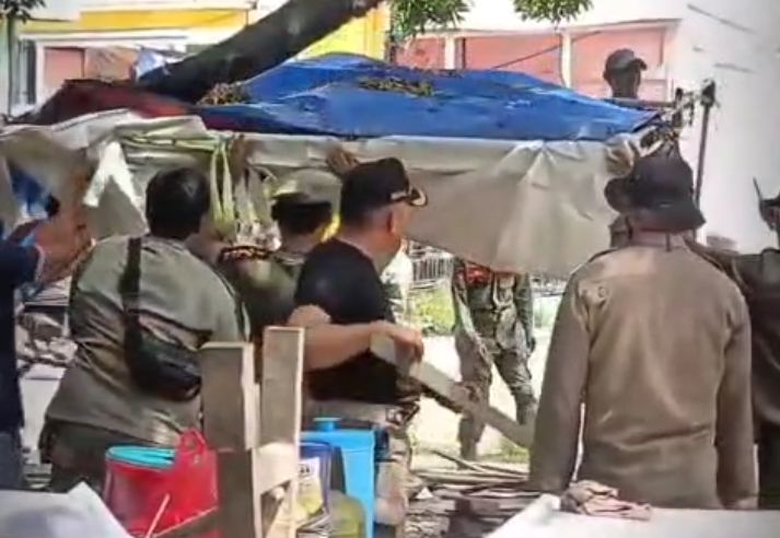 Satol PP Tertibkan Bangli Dan Tenda Pedagang di Alun-Alun Kota Bekasi
